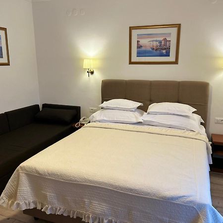 Hotel Vila Tina Arbanija Ngoại thất bức ảnh