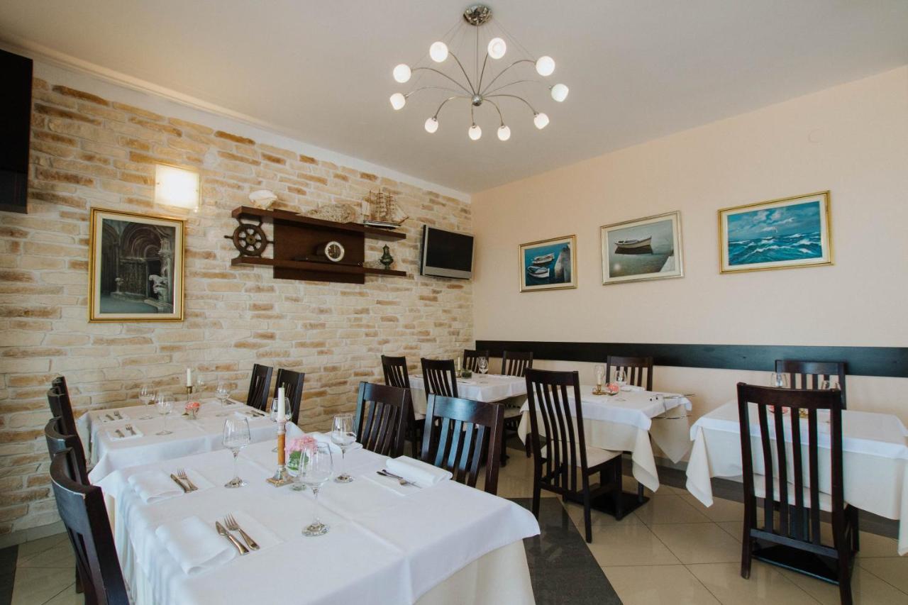 Hotel Vila Tina Arbanija Ngoại thất bức ảnh