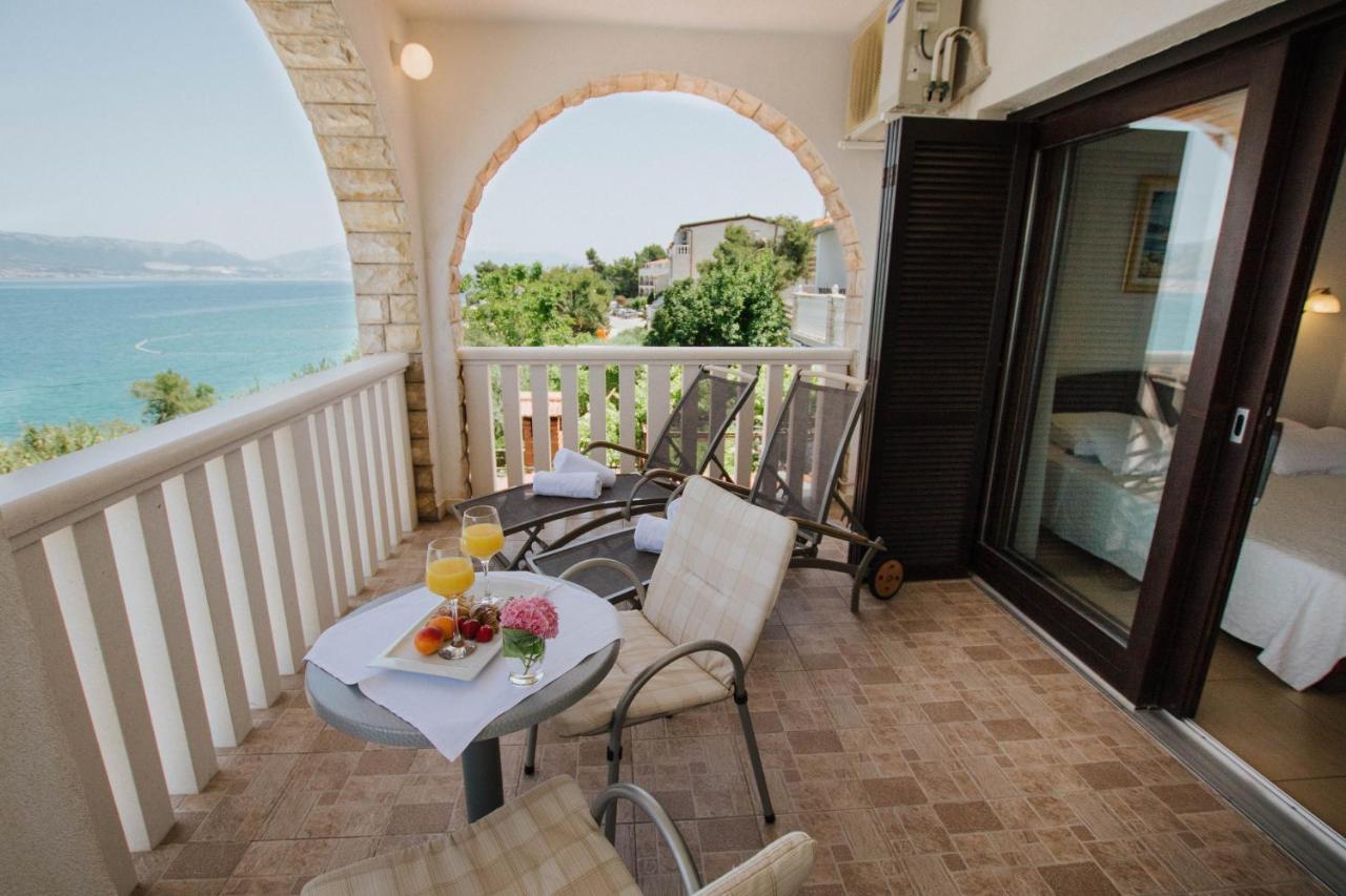 Hotel Vila Tina Arbanija Ngoại thất bức ảnh