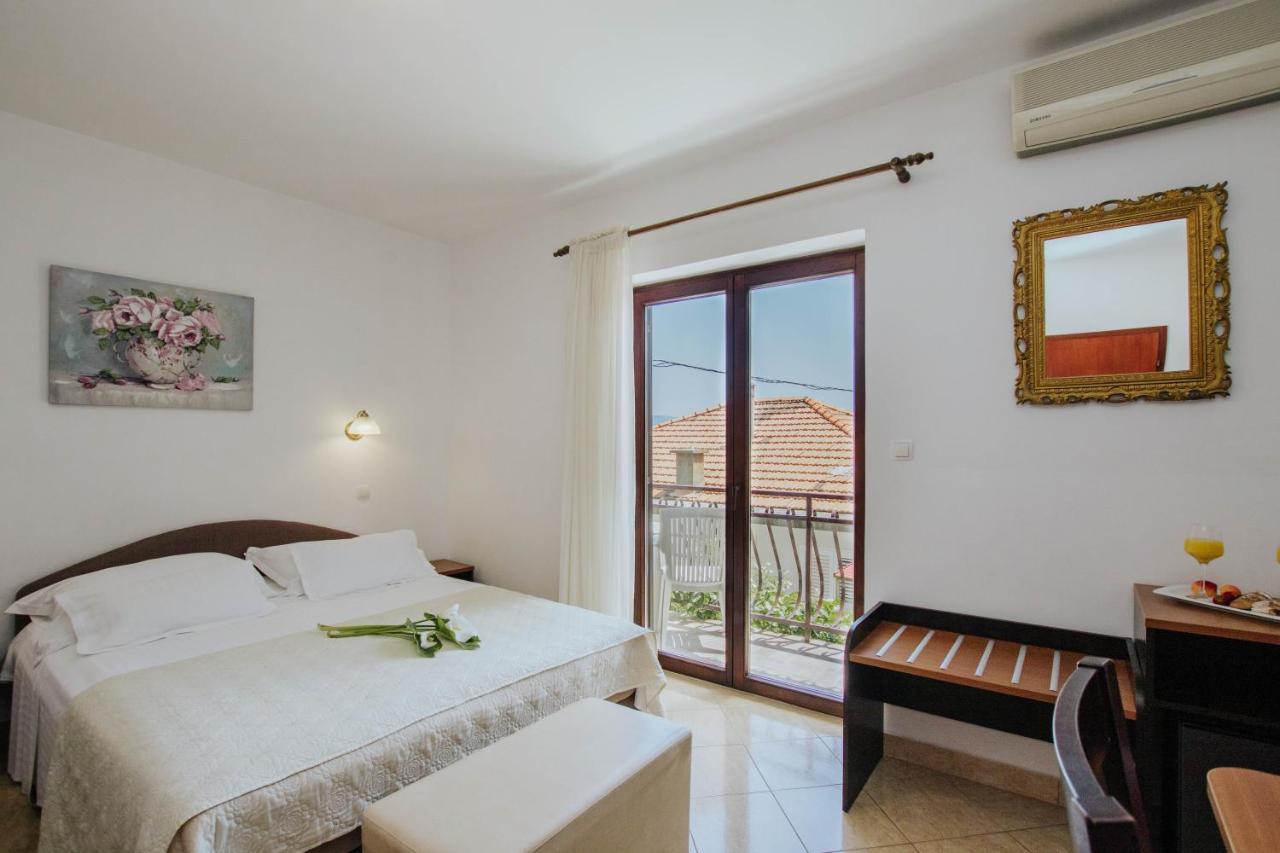 Hotel Vila Tina Arbanija Ngoại thất bức ảnh