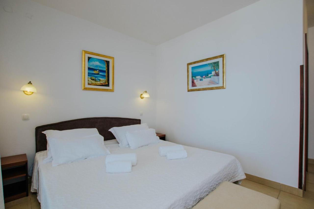 Hotel Vila Tina Arbanija Ngoại thất bức ảnh