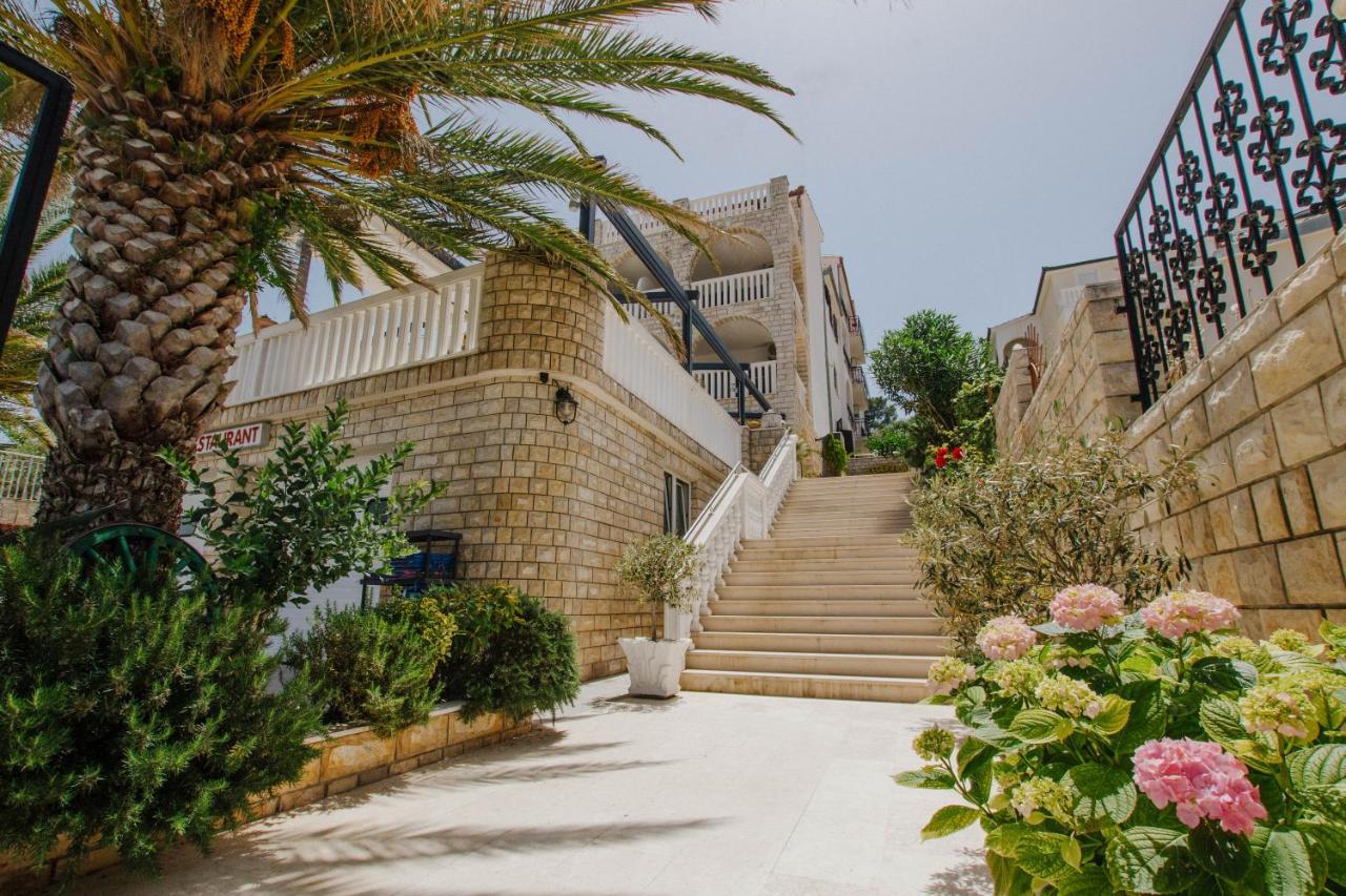 Hotel Vila Tina Arbanija Ngoại thất bức ảnh
