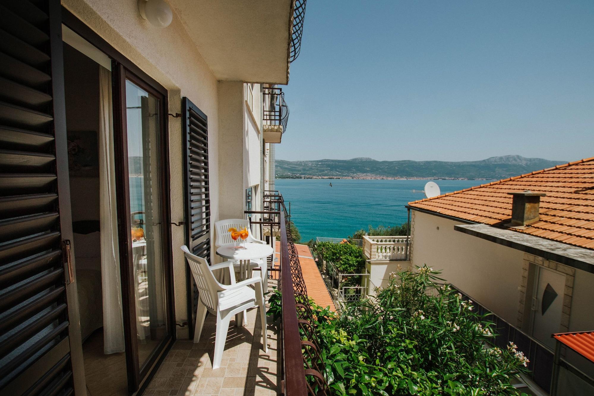 Hotel Vila Tina Arbanija Ngoại thất bức ảnh