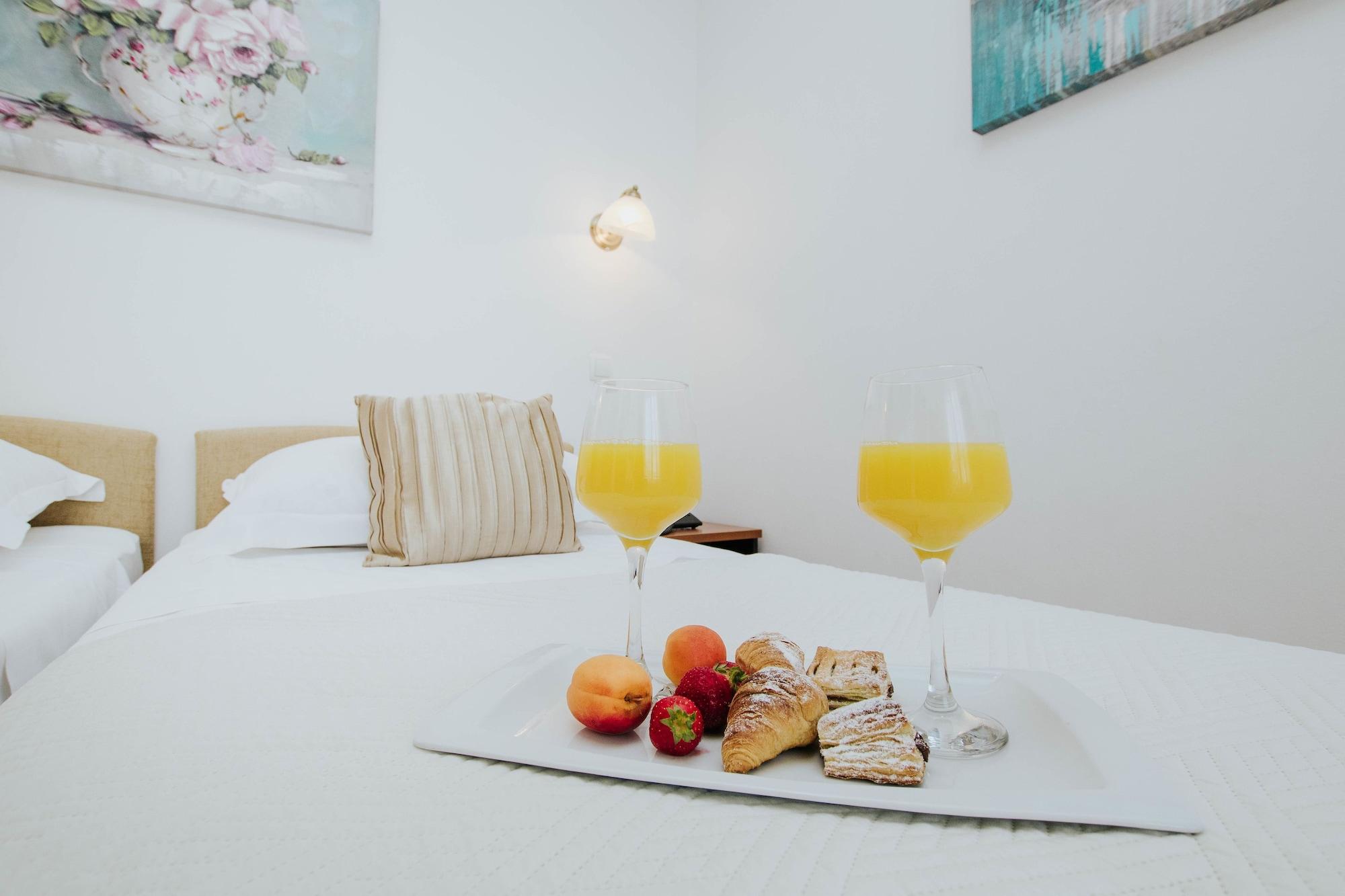 Hotel Vila Tina Arbanija Ngoại thất bức ảnh