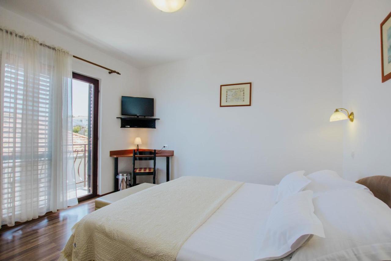 Hotel Vila Tina Arbanija Ngoại thất bức ảnh