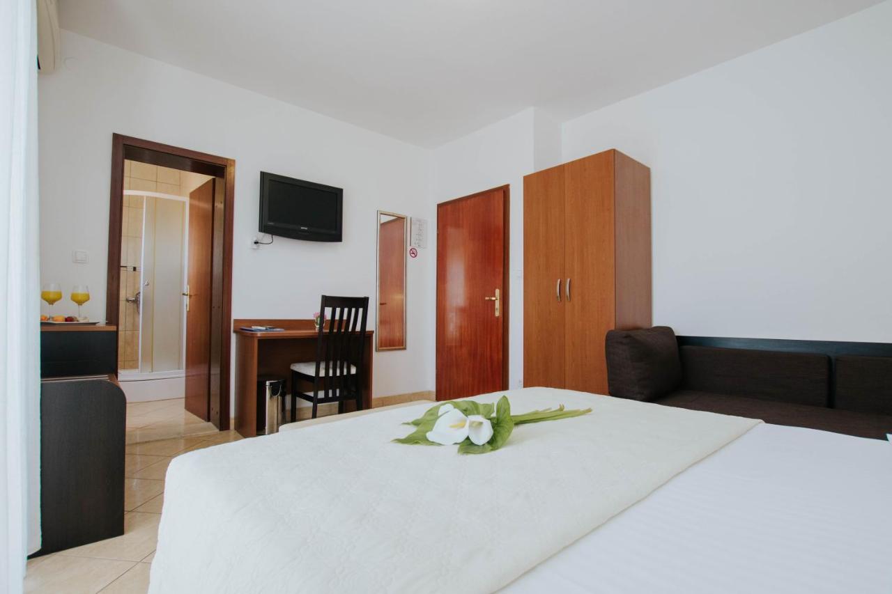 Hotel Vila Tina Arbanija Ngoại thất bức ảnh