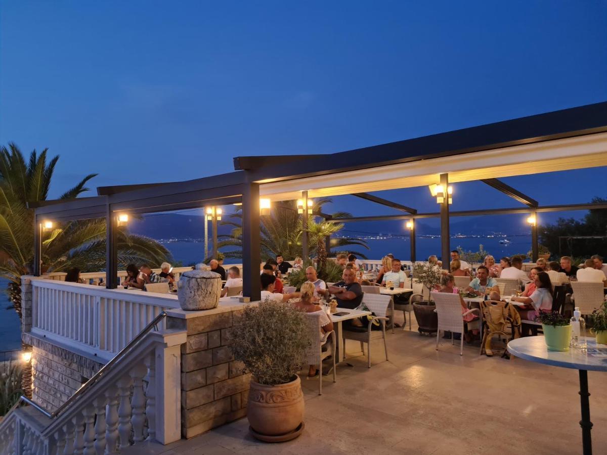 Hotel Vila Tina Arbanija Ngoại thất bức ảnh