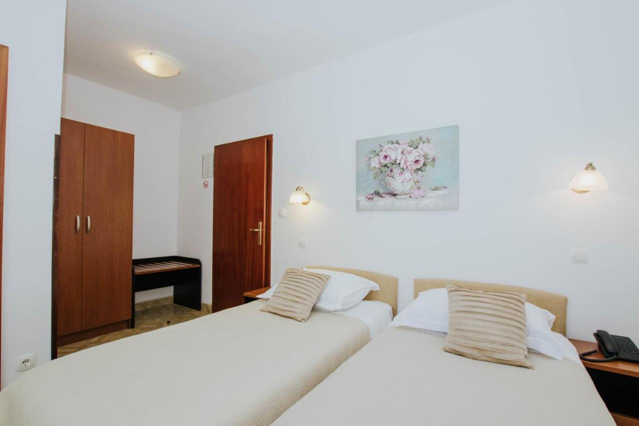 Hotel Vila Tina Arbanija Ngoại thất bức ảnh