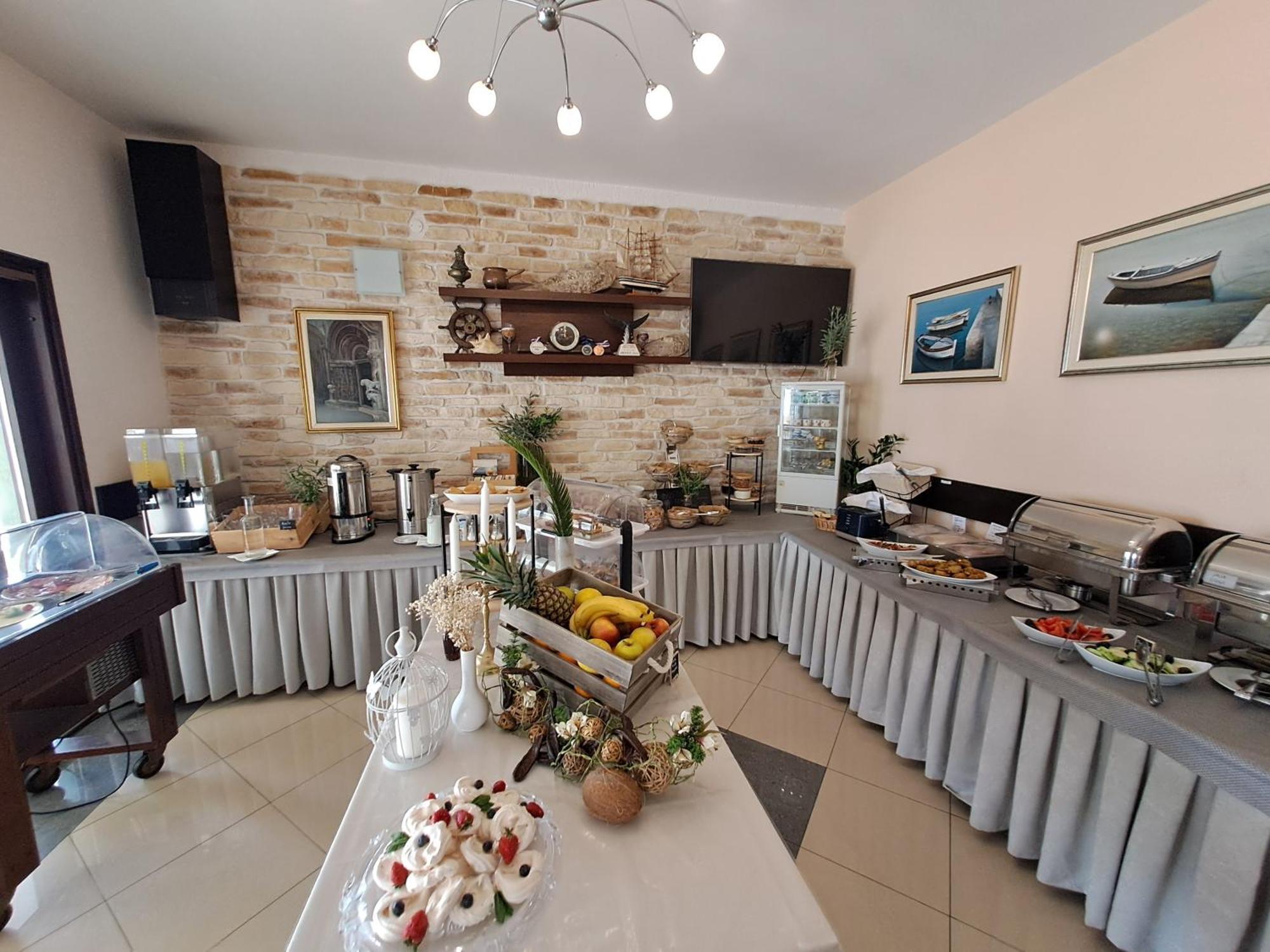 Hotel Vila Tina Arbanija Ngoại thất bức ảnh