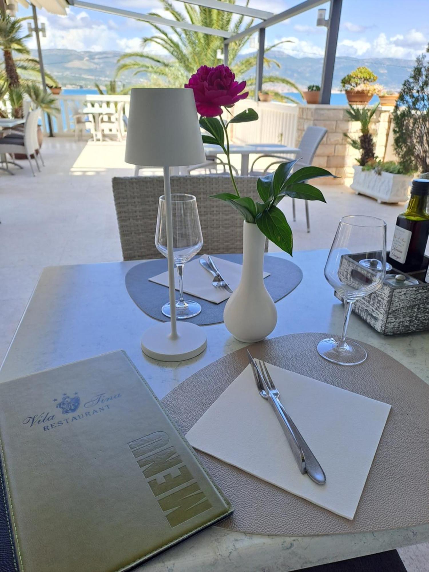 Hotel Vila Tina Arbanija Ngoại thất bức ảnh