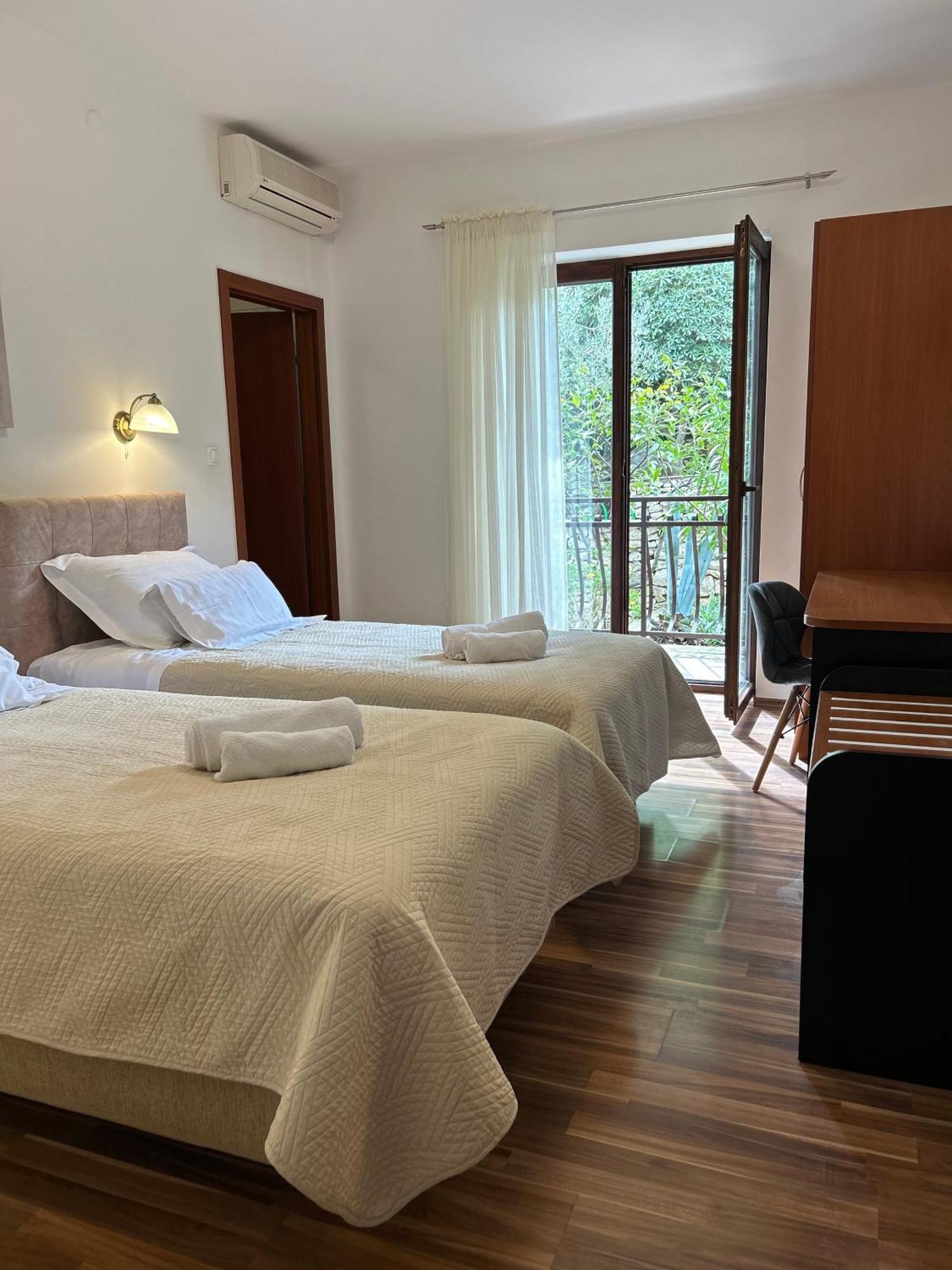 Hotel Vila Tina Arbanija Ngoại thất bức ảnh