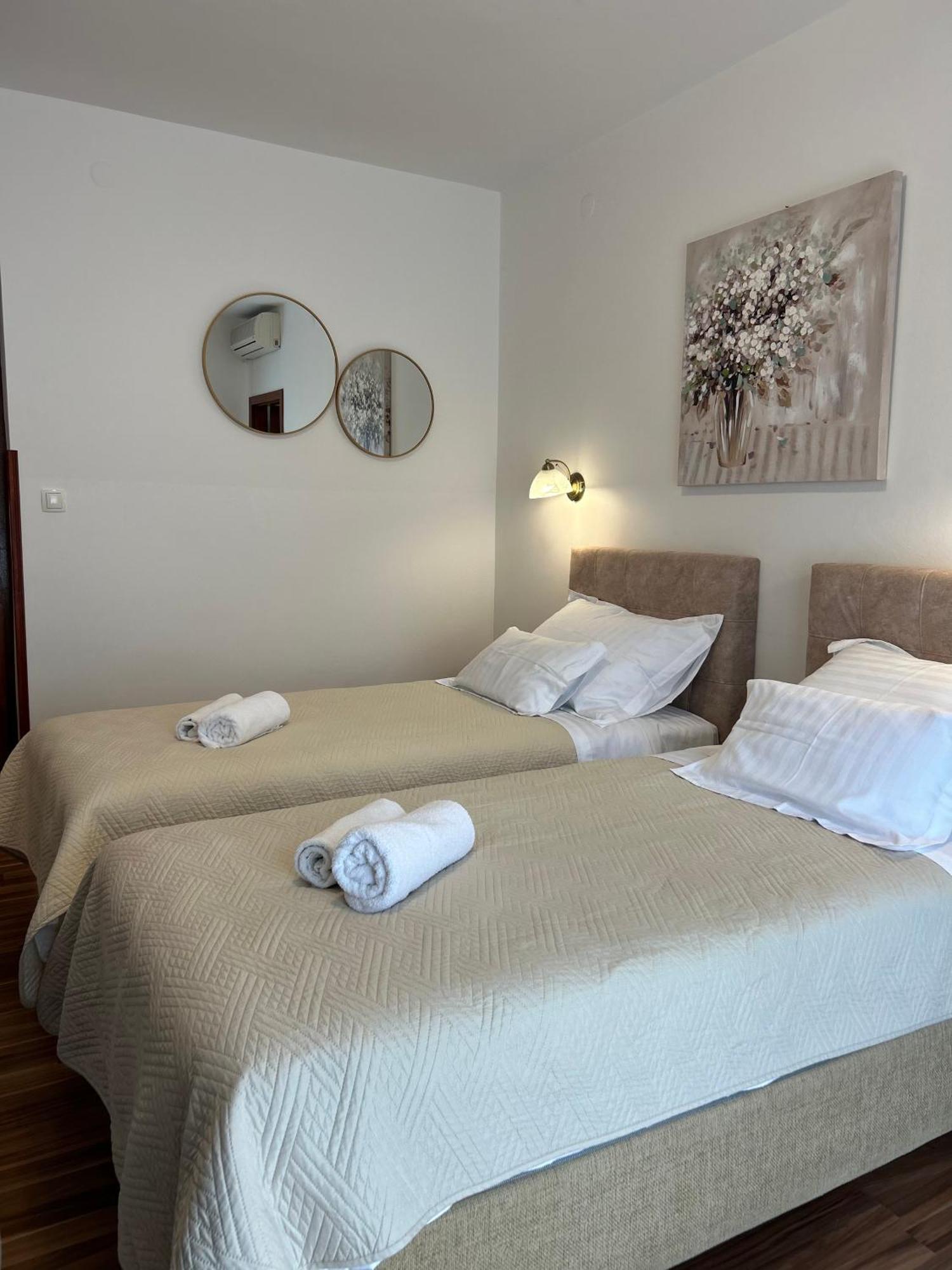 Hotel Vila Tina Arbanija Ngoại thất bức ảnh