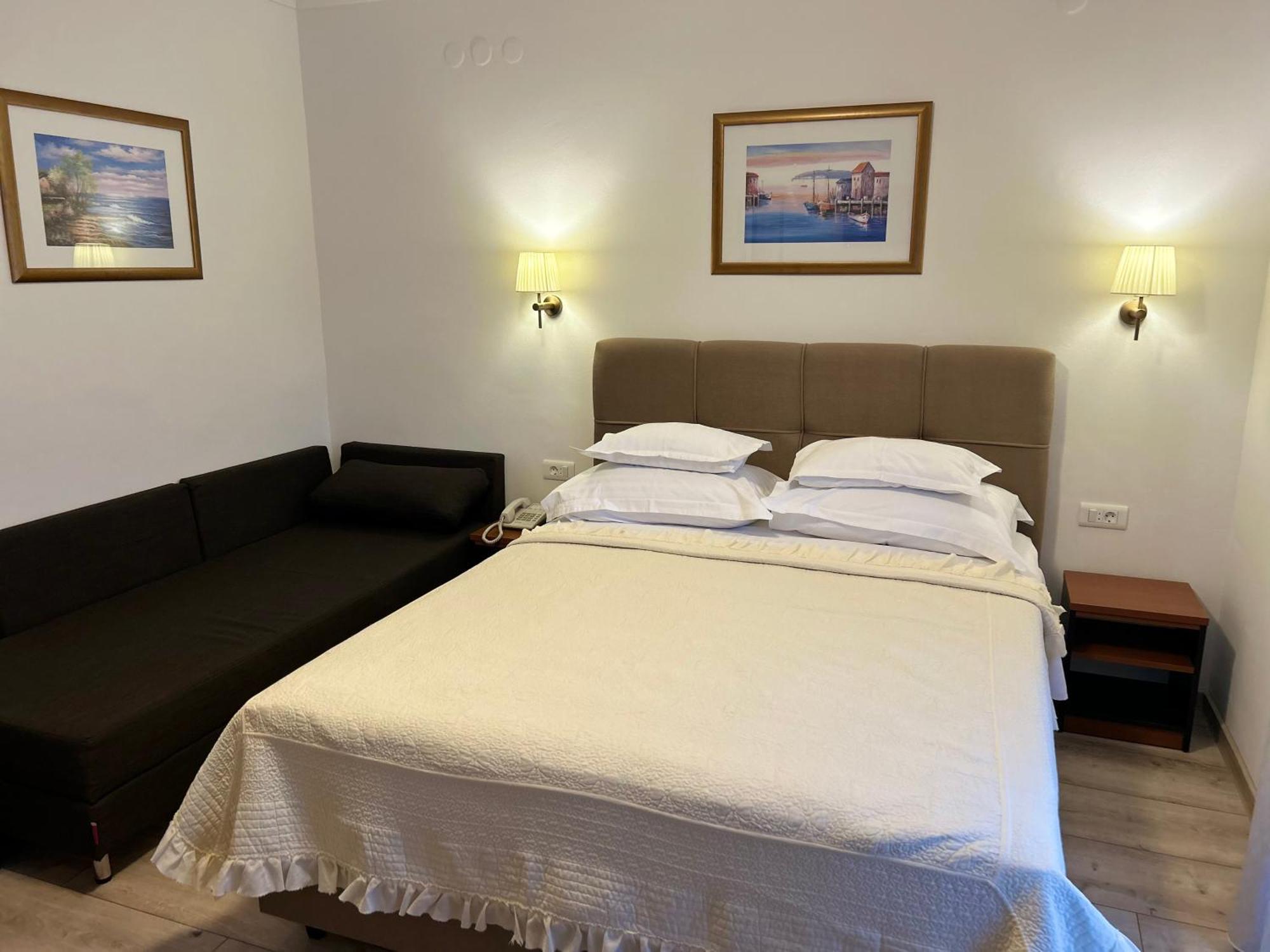 Hotel Vila Tina Arbanija Ngoại thất bức ảnh